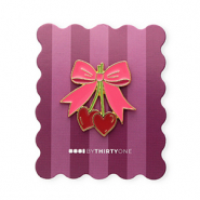 BY31® Pin fiocco con ciliegie su un cartoncino rosso borgogna-rosa shocking-verde muschio-oro