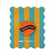 BY31® Pin "Badass babe" su un cartoncino blu ottanio-arancio bruciato-rosa salmone-bordeaux-oro