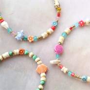 Set di ispirazione Realizza braccialetti vivaci con le perline sealife e a fiori in acrilico  