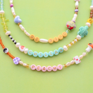 Set di ispirazione Personalizza la tua collezione con perline in acrilico alfabeto colorate