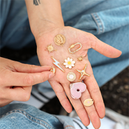 Look che amiamo Look che amiamo: collane con pendenti e braccialetti! 
