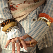 Set di ispirazione Bracciali bangle & spille: i pezzi statement della stagione