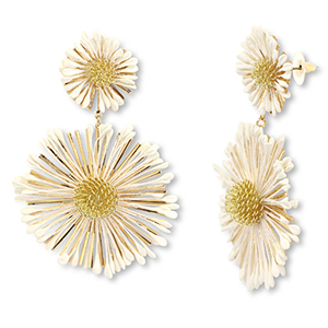 Orecchini alla moda in rafia a fiore biancastro-oro