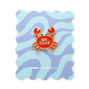 BY31&reg; Pin "Oh crab" su un cartoncino blu multicolore-rosso-giallo-nero-oro