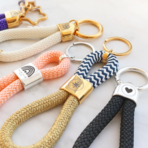 Idee per realizzare portachiavi alla moda con cordoncino tubolare intrecciato