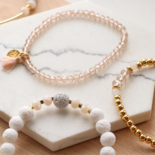 Idee creative per realizzare braccialetti con le perline sfaccettate  