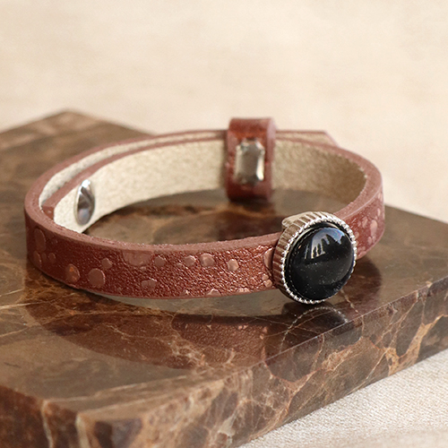 Crea abbinamenti divertenti con questa nuova serie di bracciali Cuoio