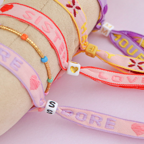 Usa questo bel nastro per la tua collezione di bracciali