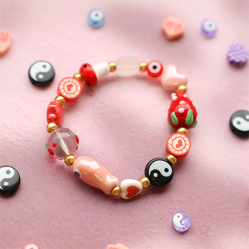 Lasciati ispirare! Realizza braccialetti di perline con un tocco allegro
