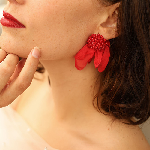Crea un look unico con orecchini floreali