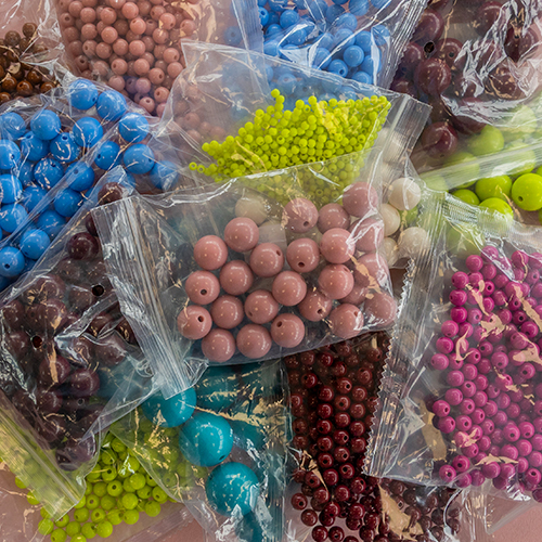 Crea collane e bracciali con perline e tavoletta per infilaperle 