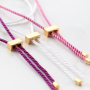 Crea facilmente braccialetti con ciondoli con cordoncino alla moda
