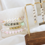 Cerchi l&rsquo;ispirazione? Questi bracciali li puoi creare facilmente con le perline alfabeto in acrilico: