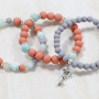 Ecco come realizzare fantastici braccialetti con perline in acrilico: