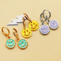 Realizza bellissime creazioni con questi ciondoli smiley di tendenza in plexx e metallo DQ.