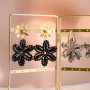 Come incorporare i pendenti sfaccettati a fiore nei gioielli per le feste