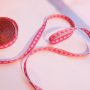 Ecco come creare braccialetti con nastro con testo