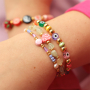 Lasciati ispirare! Realizza braccialetti di perline con un tocco allegro