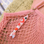 Decora i tuoi accessori con i nostri portachiavi floreali a forma di pesce