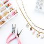 Crea una collana funky con ciondoli in metallo con smalto