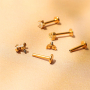 Momento di ispirazione con piercing in acciaio inossidabile