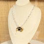 Mix & match con spille statement accattivanti