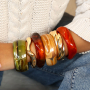 Braccialetti in resina e metallo, un tocco di eleganza moderna