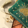 Momento di ispirazione con BY31&reg; pochette & orecchini in resina