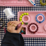Crea collane e bracciali con perline e tavoletta per infilaperle 