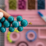 Crea collane e bracciali con perline e tavoletta per infilaperle 
