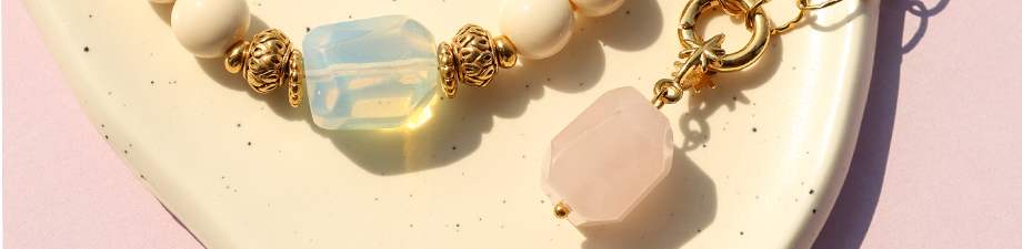 Bella collezione di perline e pendenti in pietra naturale Bella collezione di perline e pendenti in pietra naturale